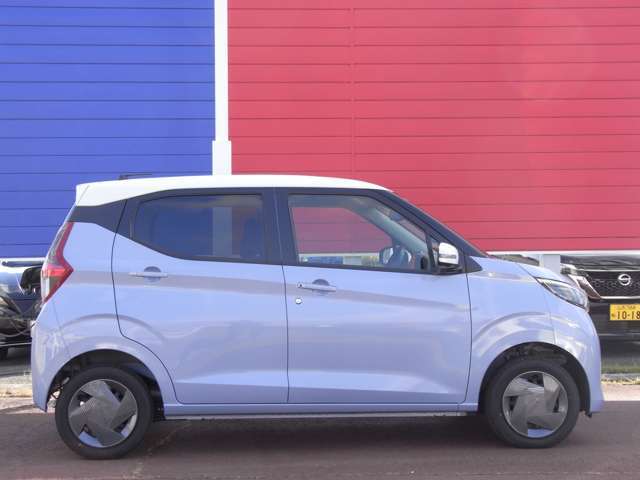 フルタイム4WDは雨や雪の日でも頼もしい走り提供します。通常はFF車のように走り、滑りやすい路面になると後輪へより多くの駆動力を配分。雨や雪の日でも安心して走れます。