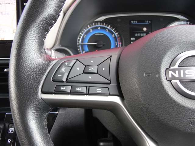ヒーター付き本革巻ステアリング（抗菌仕様）は上質な仕立てと本革のしっとりした質感が魅力です。ステアリングスイッチ付で、オーディオの操作や航続可能距離など車両の状態をきめ細かく表示切替可能です。