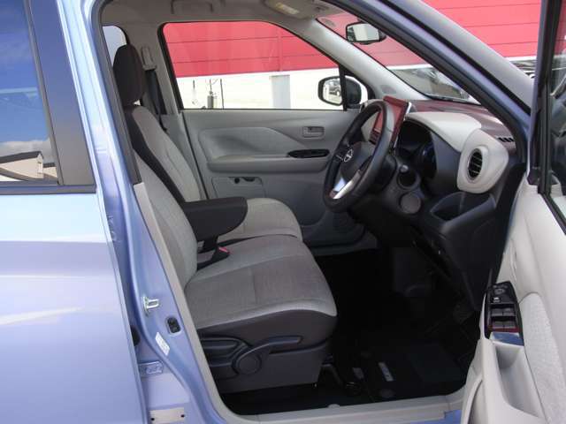 ステアリングは本革巻！センターアームレストも付いているのでロングドライブも快適ですね。寒冷地仕様で、前席ヒーター付シート 、ステアリングヒーター、ヒーター付ドアミラーが標準装備です(*^^*)