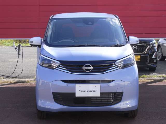 メーカーオプションのLEDヘッドランプ（ハイ/ロービーム、マニュアルレベライザー付）を搭載！明るくクリアな視界を確保して、安全運転を支援します。さらに、4WDなので冬道も安全ですね(*^^)v