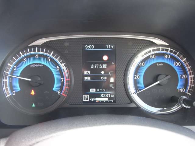 メーター内のカラーディスプレイには運転をサポートするさまざまな情報を表示。アドバンスドドライブアシストディスプレイ（4.2インチカラーディスプレイ）とタコメーターも標準装備です。