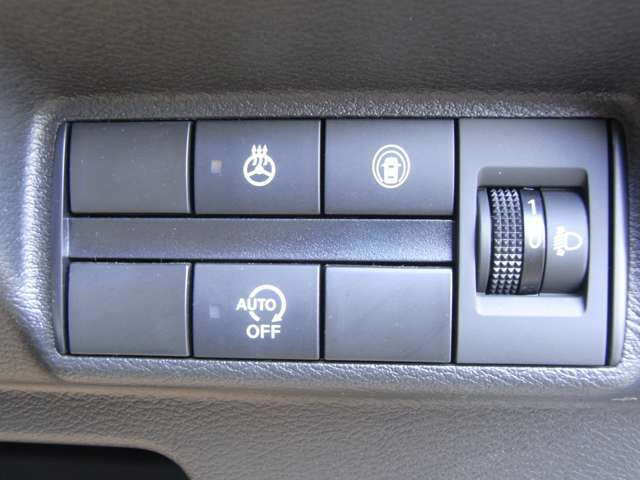 ステアリングヒーターのスイッチが運転席正面右下にございます。スイッチONで冷えた手も温まるので、冬の運転にうれしい快適装備ですね(*^^*)　 アイドリングストップは燃費の向上をアシストします。