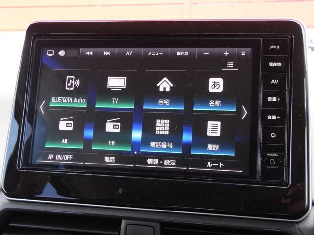 ナビゲーション＋AV 2画面表示（デュアルウィンドウ）、地デジTV、FM/AM、Bluetooth Audio、microSDカード（音楽/動画ファイル再生）、ハンズフリーフォン、スマホでの地図更新が可能な高性能大型ナビです。