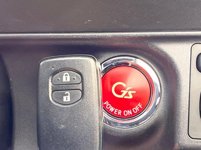 【スマートキー】カバンやポケットに入れたままでもドアの施錠・解錠が可能なスマートキーを装備。エンジンのオン・オフ時もカギを取り出す必要が無いからとっても便利です♪