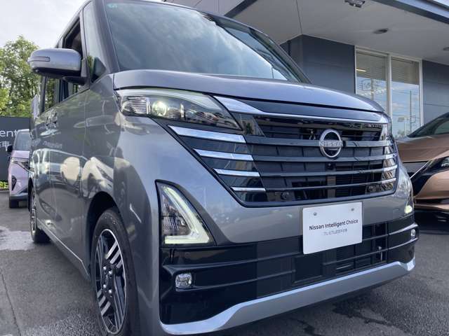 LEDヘッドライトです。ロービームにシャープな白光色のLEDランプを採用しました。