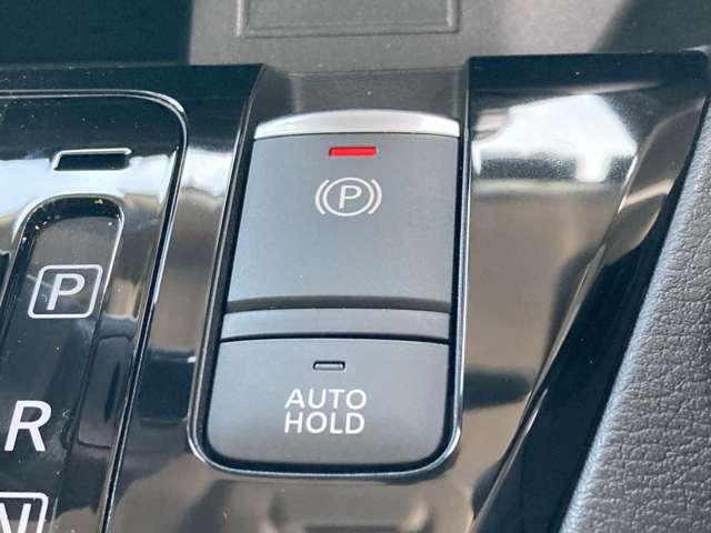 電動パーキングブレーキ。オートブレーキホールドはブレーキペダルを踏んで停車すると、ブレーキペダルから足を離してもクルマがブレーキ力を維持。足の疲れを緩和します。