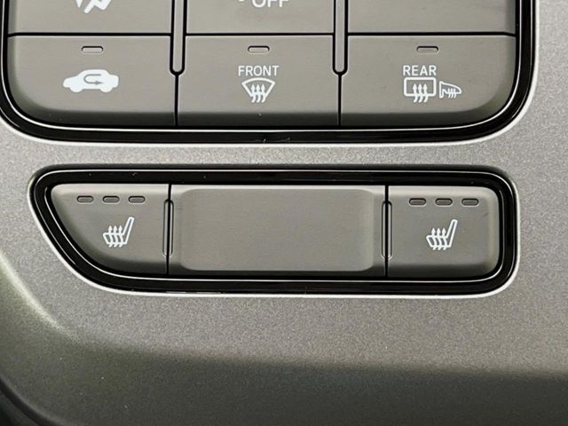 【シートヒーター】寒い日に重宝するシートヒーター！エアコンより早く温まってくれるので寒がりの人も安心ですね♪エアコンの温風は乾燥するから苦手、という方にもをおすすめです。
