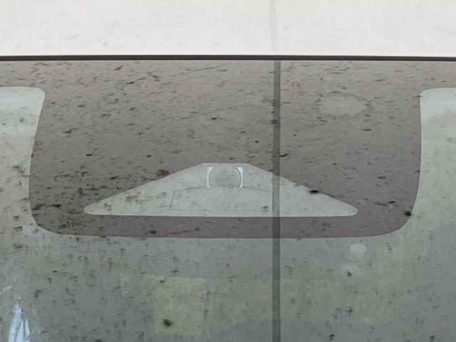 【ホンダセンシング】走行中に前方の車両等を認識し、衝突しそうな時は警報とブレーキで衝突回避と被害軽減をアシスト。より安全にドライブをお楽しみいただけます。
