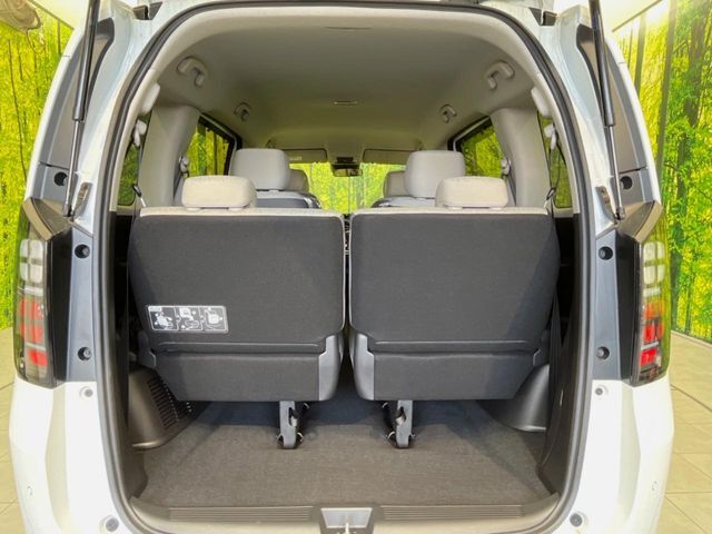 普段のお買い物や通勤、送迎等に十分な荷室スペースを確保しております。セカンドシートを倒すと、大きな荷物の積載も可能です♪