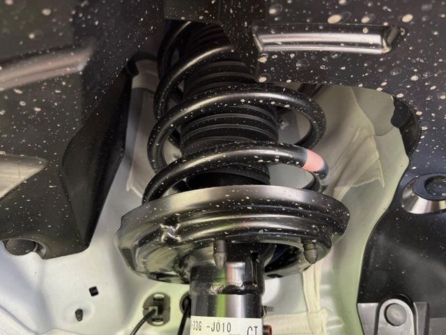 お車を安心してお乗りいただく為には、足回りの定期点検が欠かせません。サービスサポート（有償保証）では無料点検もご提供しており、安心のカーライフをお過ごしいただけるサポート体制が整っています。