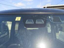 スマートアシスト　走行中に前方の車両等を認識し、衝突しそうな時は警告とブレーキで衝突回避と被害軽減をアシスト。