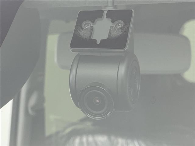 【ドライブレコーダー】映像・音声などの運転中の記録を残します。事故などを起こした起こされた時の証拠になりえますので、もしも時でも安心ですね。