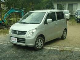 Fバンパー中古塗装、右ヘッドライト交換、ボンネット板金塗装、左テールランプ交換をしています。フロントガラスにひび割れがあります