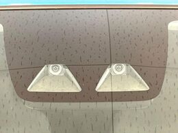 【スマートアシスト】走行中に前方の車両等を認識し、衝突しそうな時は警報とブレーキで衝突回避と被害軽減をアシスト。より安全にドライブをお楽しみいただけます。