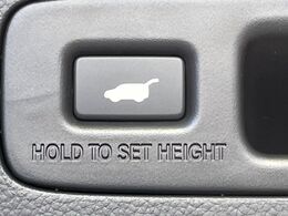 【パワーバックドア】スマートキーや運転席のボタンを押すだけでリアゲートが自動で開閉します！荷物を持っている時や、高い位置にあるバックドアを閉める際に便利な機能です♪