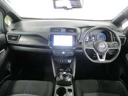広々とした室内に、スタイリッシュで先進的なデザインの車内です。電気自動車ならではの静かなパワートレインに加えて、ボディの随所に遮音・吸音対策を実施。