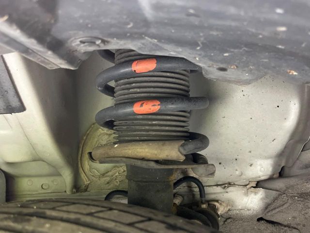 お車を安心してお乗りいただく為には、足回りの定期点検が欠かせません。サービスサポート（有償保証）では無料点検もご提供しており、安心のカーライフをお過ごしいただけるサポート体制が整っています。