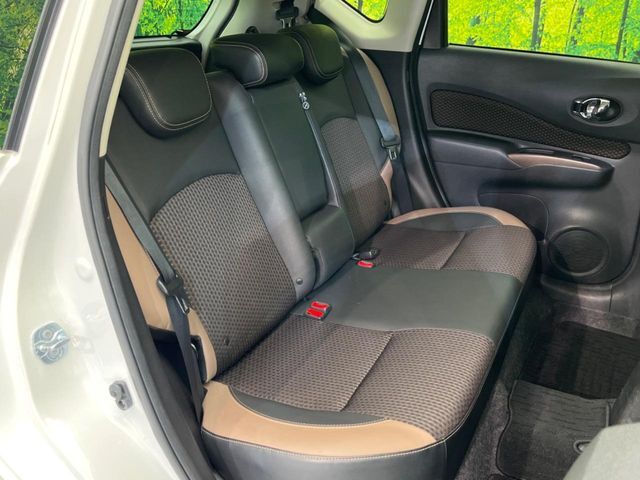 後部座席も気になるようなキズ・汚れやへたり等、大きなダメージはなく、良好な状態です。