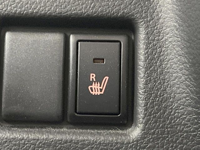 【シートヒーター】寒い日に重宝するシートヒーター！エアコンより早く温まってくれるので寒がりの人も安心ですね♪エアコンの温風は乾燥するから苦手、という方にもをおすすめです。