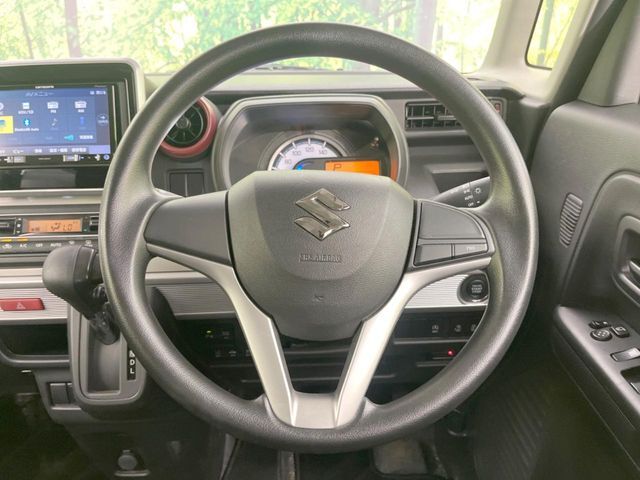 インテリアに合わせたデザインのステアリングは、運転される方のことも考え、運転しやすい形状、大きさです。是非一度、実際に触ってお確かめください。