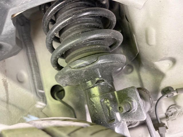 お車を安心してお乗りいただく為には、足回りの定期点検が欠かせません。サービスサポート（有償保証）では無料点検もご提供しており、安心のカーライフをお過ごしいただけるサポート体制が整っています。
