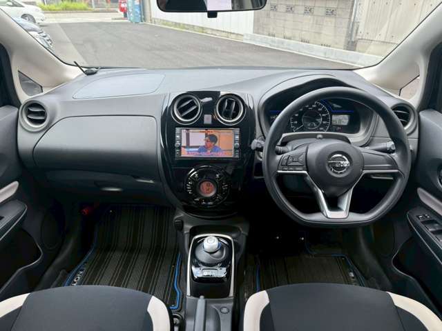 この度は、当社のお車をご覧頂き誠にありがとうございます。お車の状態や、装備の詳細はご連絡ください。担当者がご案内させていただきます。