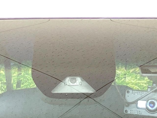走行中に前方の車両等を認識し、衝突しそうな時は警報とブレーキで衝突回避と被害軽減をアシスト。より安全にドライブをお楽しみいただけます。