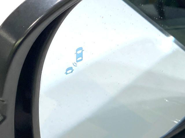 【ブラインドスポットインフォメーション】走行中、ドアミラーの死角になりやすい箇所に後続車が接近するとサイドミラー付近に警告を表示、ドライバーに注意喚起をしてくれます。