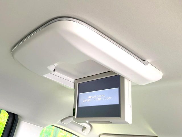 【フリップダウンモニター】家族や友人とお出かけする機会が多い方に大人気のフリップダウンモニター！大画面モニターで車内はエンタメ空間！退屈しがちな長距離ドライブも楽しい時間に変わります！