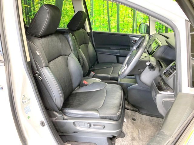 運転席シート廻りは使用感も少なく、良好な状態となっています。前オーナー様が丁寧に使っていたことがよくわかりますね。