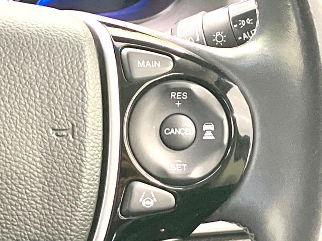 【アダプティブクルーズコントロール】高速道路での長距離走行が楽に！！自動で速度を保つクルーズコントロールが、衝突軽減システムと連携し、前方の車両を感知して車間を保つように速度調節してくれます！！