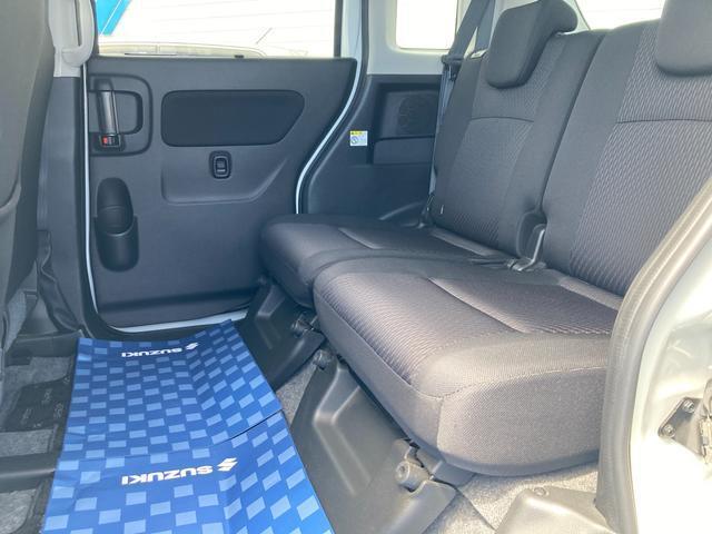 後部座席です。足元空間は広々しており、大人4人乗車も無理なく可能です。
