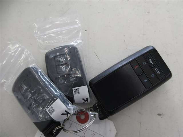 ドアハンドルに触れるだけで施錠・解錠操作ができるスマートエントリー。（パワースライドドア開閉機構付）
