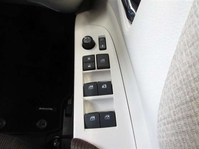 料金所などで便利な、運転席オート機能付パワーウィンドウです。