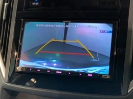 リバースギアに入れるだけで後方の表示へ切り替わります。夜間や雨の日の駐車も楽になりますよ。