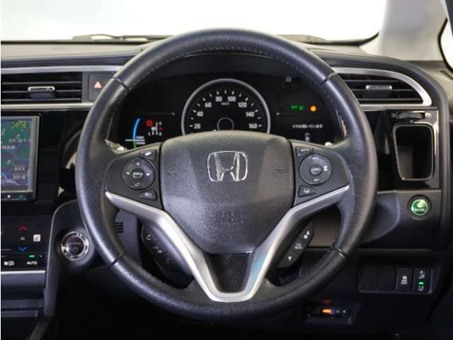 【Honda SENSING】 カメラ等装置で精度の高い検知能力を発揮、安全運転を支援します。ステアリング上のコントローラーに注目！