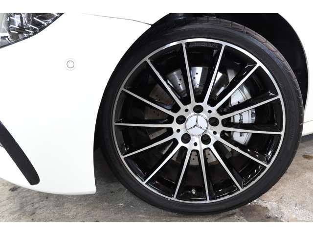 AMG20インチマルチスポークアルミホイールを装着しております！放熱性に優れたドリルドブレーキローターやロゴ入りブレーキキャリパーも装備しておりますので、よりスポーティーな印象を受けます！