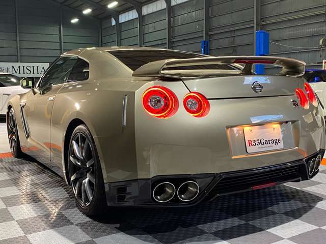 GT-Rの誕生45周年（「スカイラインGT-R」を含む）にあたるのを記念して設定されたモデル