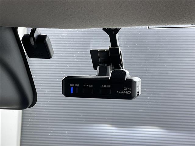 【ドライブレコーダー】映像・音声などの運転中の記録を残します。事故などを起こした起こされた時の証拠になりえますので、もしも時でも安心ですね。