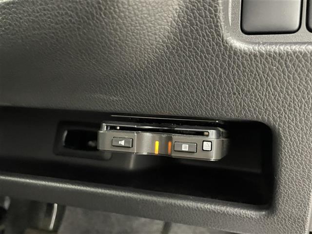 【ETC】有料道路を利用する際に料金所で停止することなく通過できる、ETC車載器（ノンストップ自動料金収受システム機器）が装備されています。セットアップを行うことで利用可能になります。