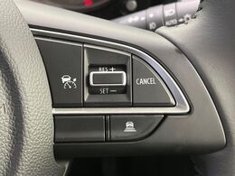 【アダプティブクルーズコントロール】高速道路での長距離走行が楽に！！自動で速度を保つクルーズコントロールが、衝突軽減システムと連携し、前方の車両を感知して車間を保つように速度調節してくれます！！