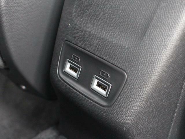USBソケットがあるので後部座席でも充電をすることができます！