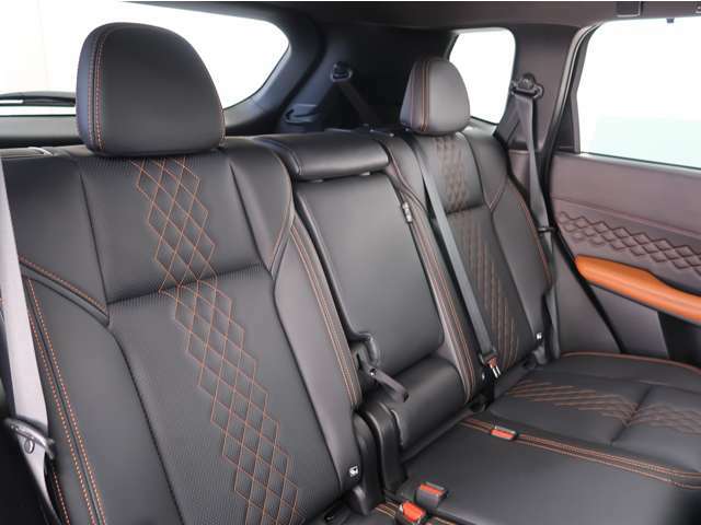 本革シート　後部座席はリクライニング機能がついているので、快適なドライブをサポートしてくれます