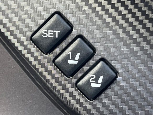 【メモリー機能付きパワーシート】ドライバーごとに設定したシート位置を記憶して、ボタン一つで切り替えできる便利な機能！運転する方が複数名いらっしゃるご家庭におすすめです♪