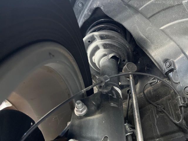 お車を安心してお乗りいただく為には、足回りの定期点検が欠かせません。サービスサポート（有償保証）では無料点検もご提供しており、安心のカーライフをお過ごしいただけるサポート体制が整っています。