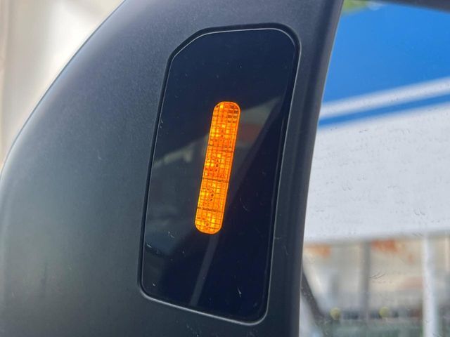 【リヤビークルディティクション】走行中、ドアミラーの死角になりやすい箇所に後続車が接近するとサイドミラー付近に警告を表示、ドライバーに注意喚起と、万一の際はハンドル操作をアシストをします。