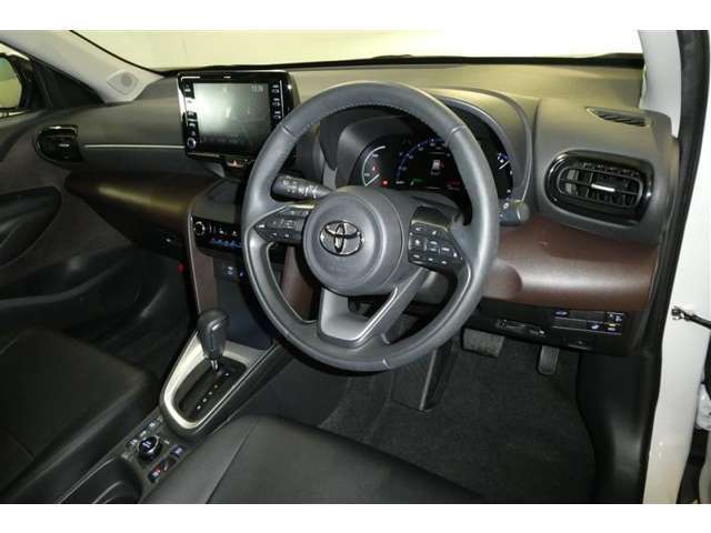 運転席周りのレイアウトをご覧ください。ナビゲーションが綺麗に装着されすっきり収まってますね！