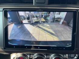 【バックカメラ】駐車時に後方がリアルタイム映像で確認できます。大型商業施設や立体駐車場での駐車時や、夜間のバック時に大活躍！運転スキルに関わらず、今や必須となった装備のひとつです！