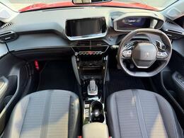 視界の良いインパネ周りと小径ステアリングはプジョーならではの特徴でございます。