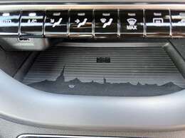 A/Cスイッチ下側には　置くだけ充電できます